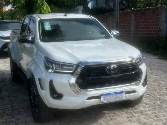 TOYOTA HILUX 2.8 D-4D TURBO DIESEL CD SRX PLUS 4X4 AUTOMÁTICO TOYOTA HILUX 2.8 D-4D TURBO DIESEL CD SRX PLUS 4X4 AUTOMÁTICO